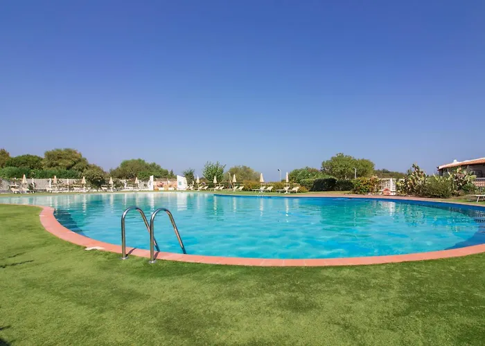 Guesthost - Sea View Apt, Pool & Parking! Апартаменты