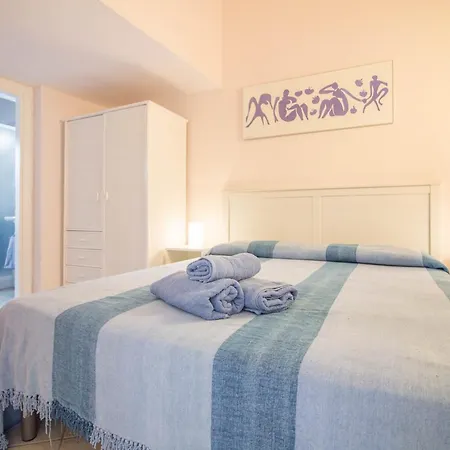 Guesthost - Sea View Apt, Pool & Parking! Διαμέρισμα *