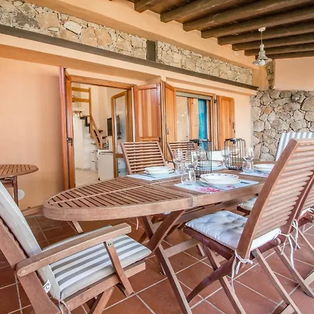 Guesthost - Sea View Apt, Pool & Parking! Διαμέρισμα