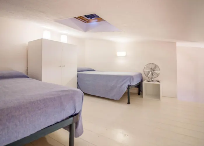 Guesthost - Sea View Apt, Pool & Parking! Porto Istana
